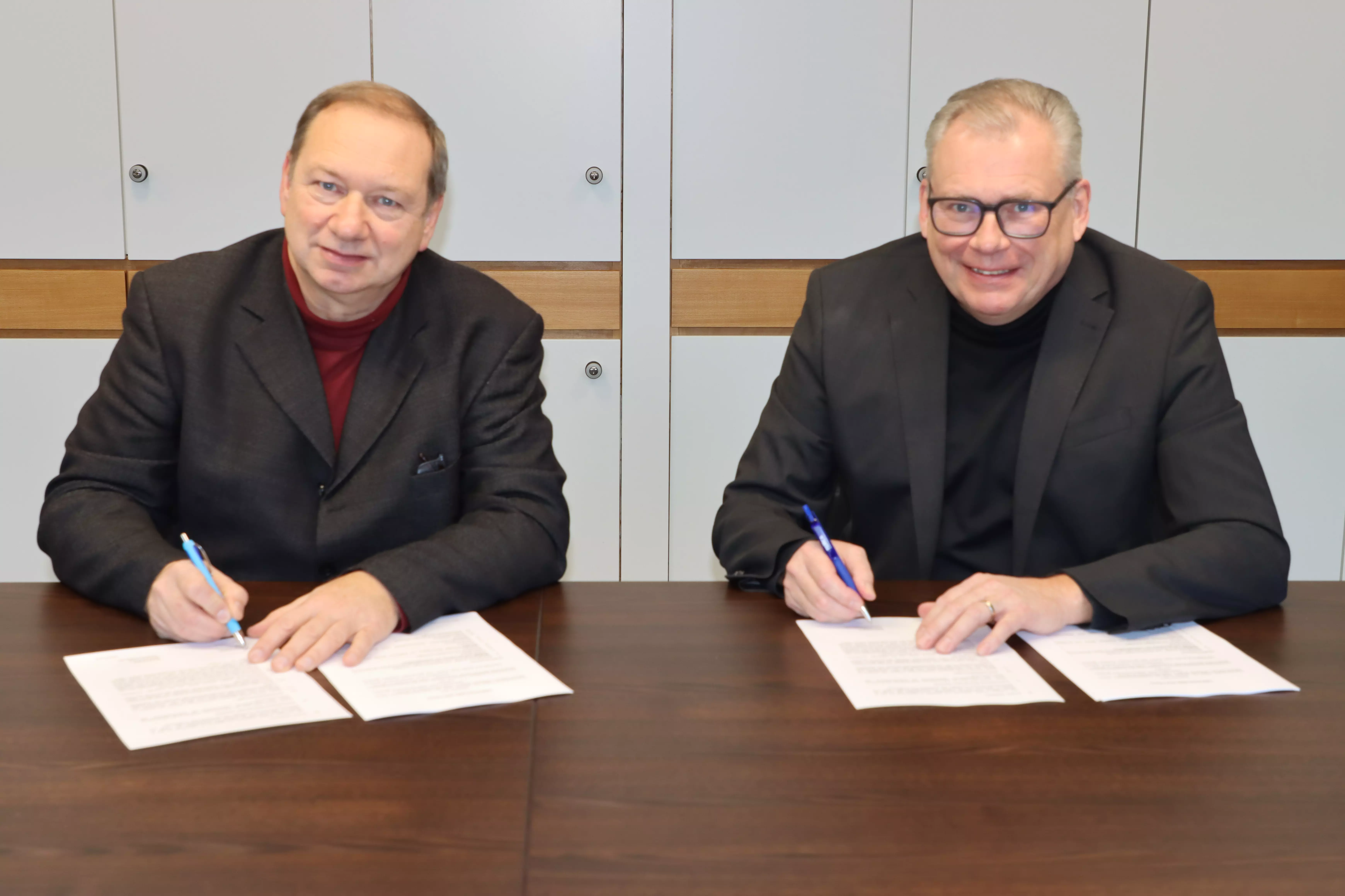 Pfarrer Heinrich Hoffamnn und Bürgermeister Bernhard Richter unterschreiben den Überleitungsvertrag - damit wird wird die seitherige Diakoniestation in die Sozialstation überführt